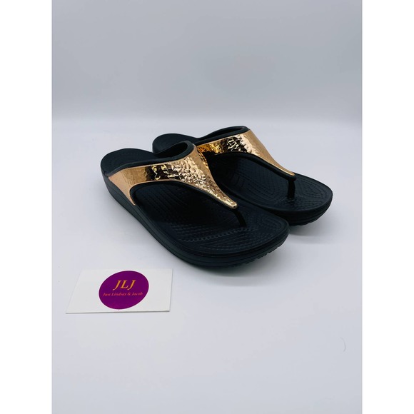 crocs sloane hammered metallic flip